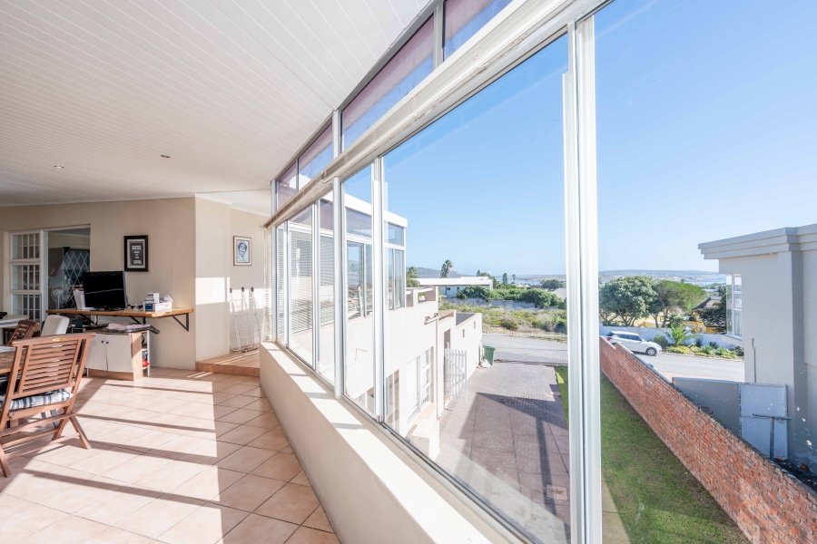 8 Bedroom Property for Sale in Middedorp Western Cape